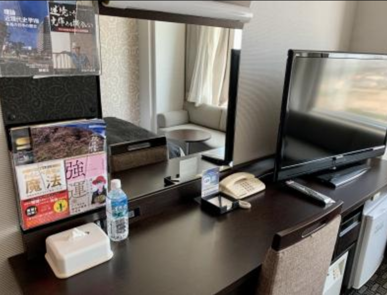 アパホテル 幕張の部屋の中のデスク周り