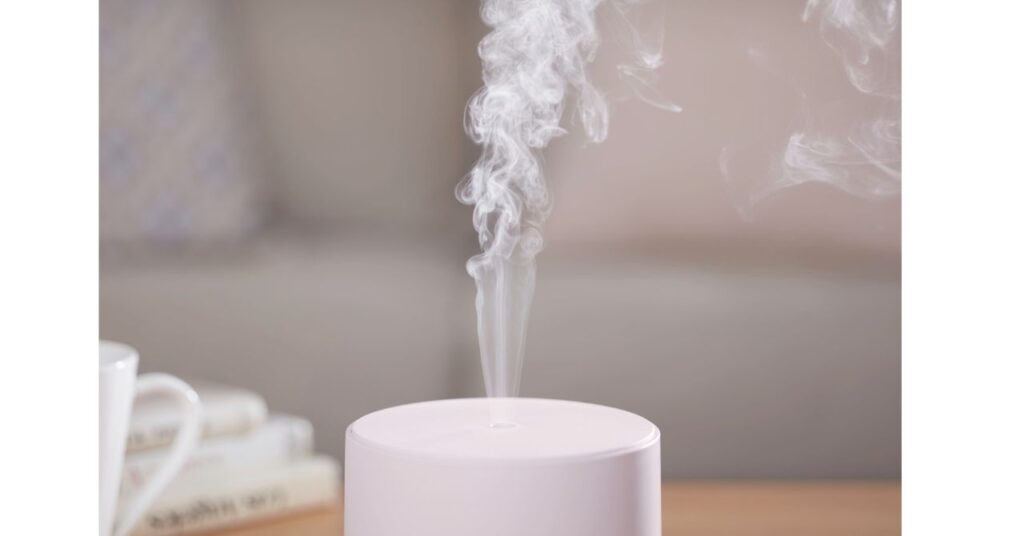 加湿器を安全な場所(棚の上など)に設置している様子