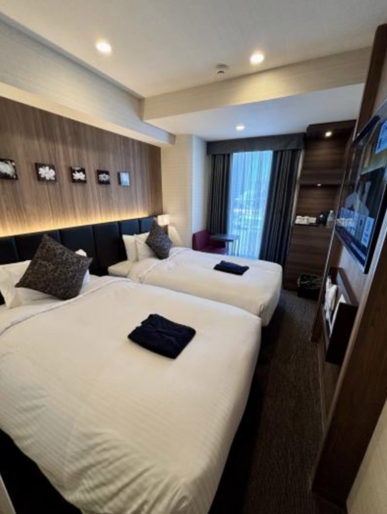 ホテルシュランザ幕張ベイでデイユース利用したときの、清潔感のある客室とリラックスできる雰囲気