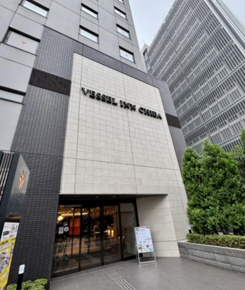 ベッセルイン千葉駅前でデイユース利用した際の、落ち着いた雰囲気の客室とベッド周り