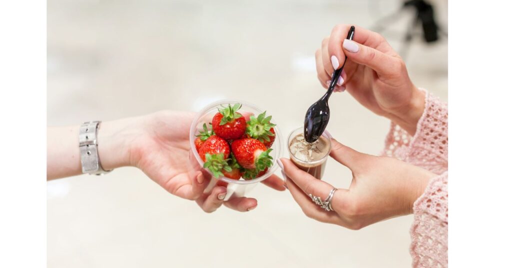 千葉県のいちご狩り農園で楽しむ様子