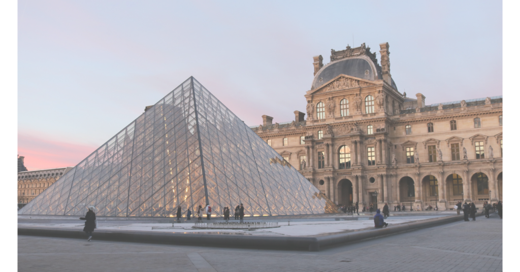 ルーブル美術館周辺の夜の街並み
