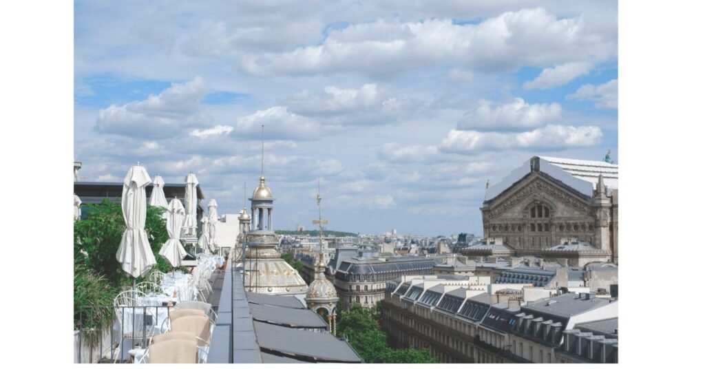 パリのオペラ地区の街並みと大通りの様子
