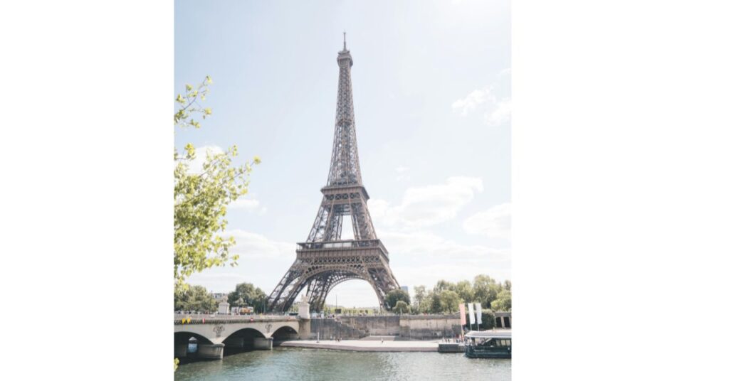 パリの清潔で安心感のあるホテル客室
