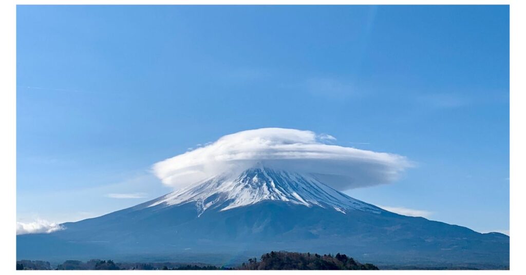 河口湖の宿うぶやの客室窓から正面に見える富士山の絶景