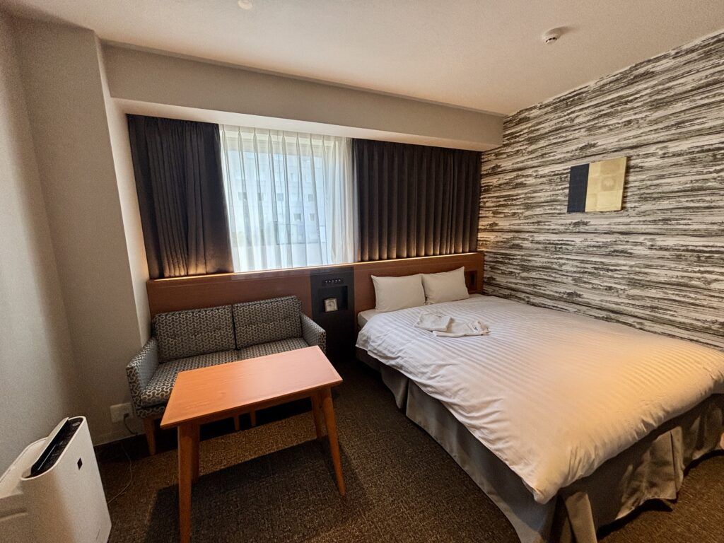 京成ホテルミラマーレのデイユース・テレワーク作業環境のテーブル