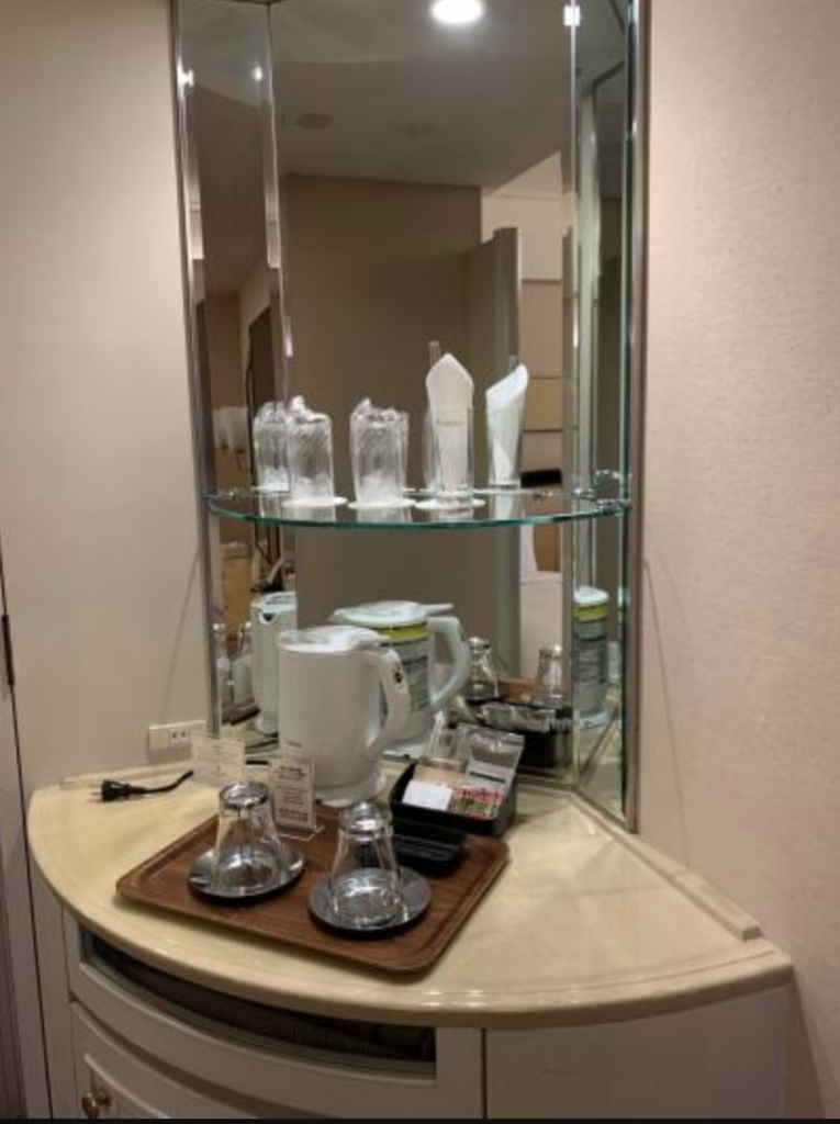 ホテルニューオータニ幕張の部屋のバーコーナー