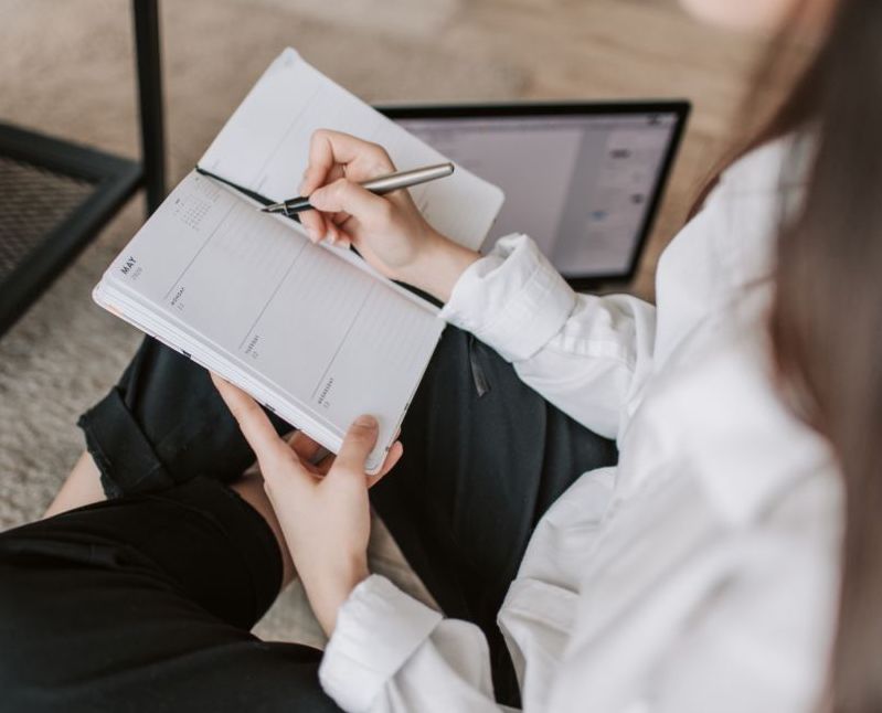 口周り脱毛の通院回数を記録している女性
