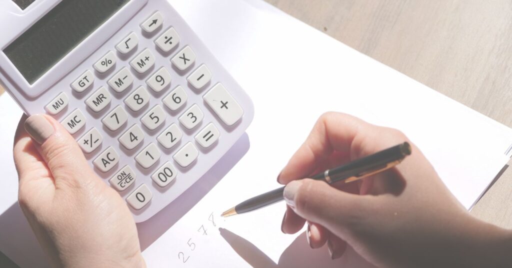 老後のお金に不安を感じる50代女性
