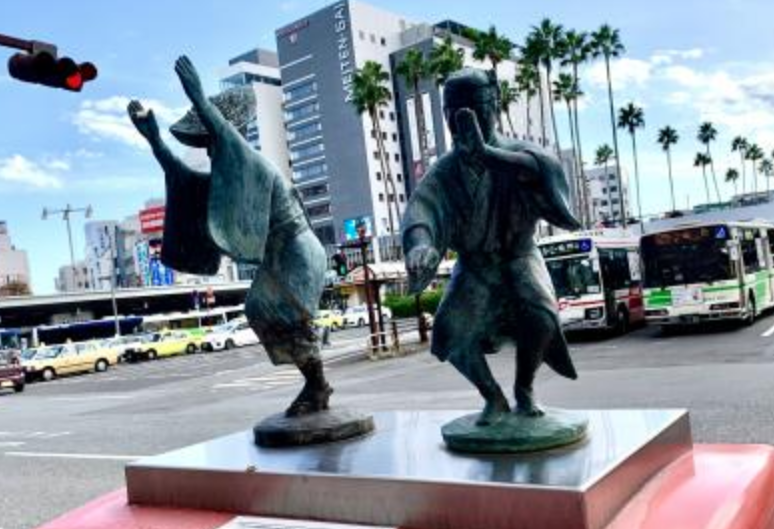 徳島駅前の阿波踊りモニュメント