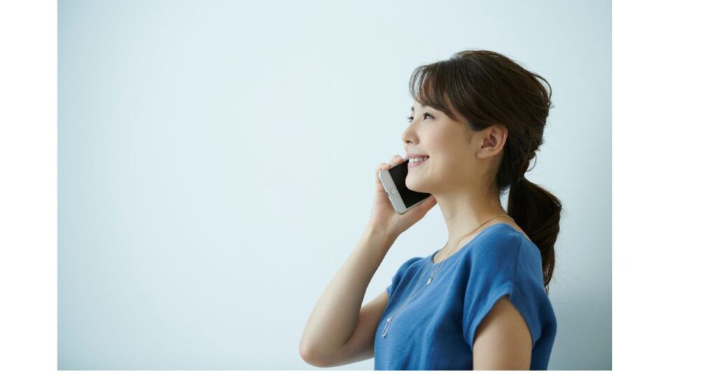 電話占いで無理をしない使い方を考える女性のイメージ