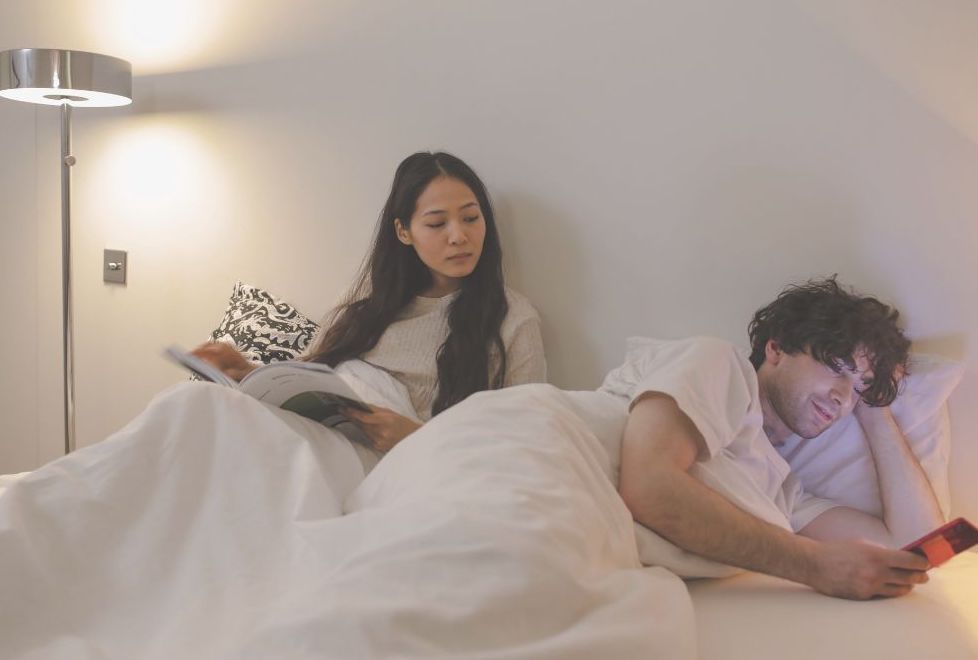 夫婦の会話が減り孤独を感じる女性
